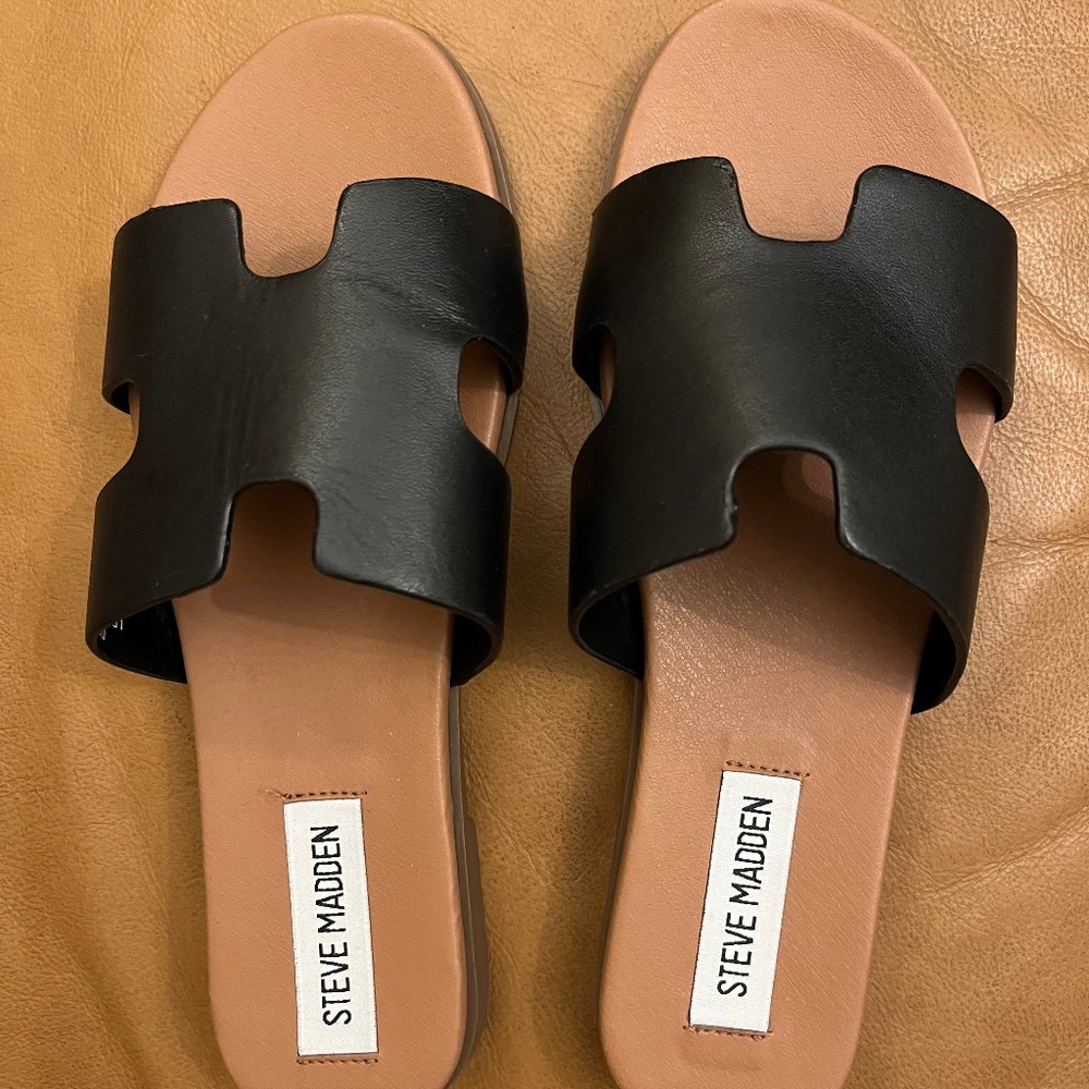 Steve Madden Black and Tan Slide Sandals